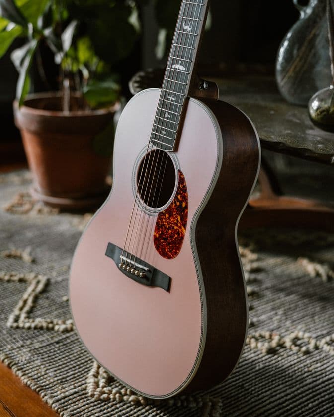 PRS ギターズが限定製造ロータス・ピンク色
SE Parlor Acousticを発表