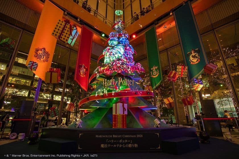 東京・丸の内エリアで開催中の
「Marunouchi Bright Christmas 2021」にて、
2種のツリーに日本セキソー製「防炎白パネル」が採用