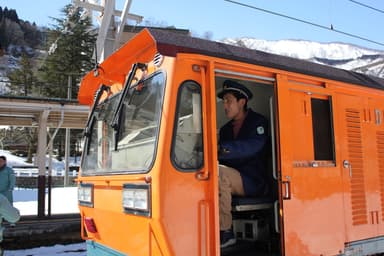 (運転体験)現役運転士が運転をサポート