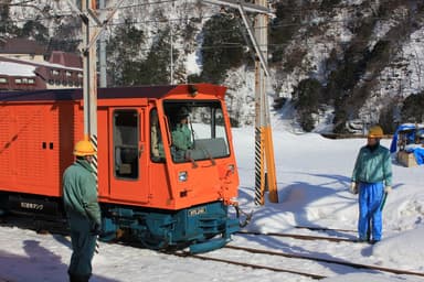 (運転体験)係員が安全をサポート