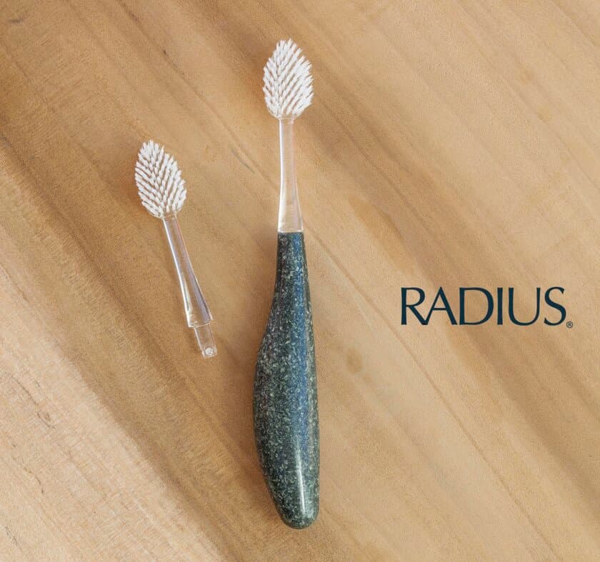 アメリカ発 自然派オーラルケアブランド“RADIUS”より
プラスチックごみを90％以上削減できる
「ラディウス ソース歯ブラシ」を販売開始