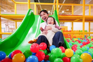 親子の絆を育む室内遊園地