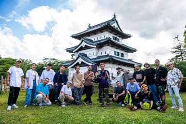 弘前城での出演者集合写真