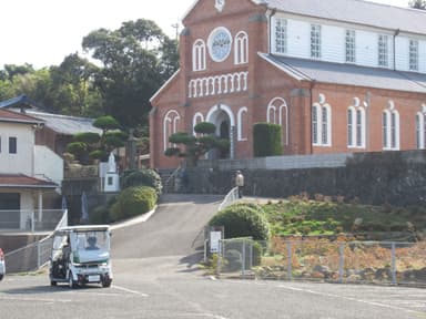 黒島天主堂とグリーンスローモビリティ