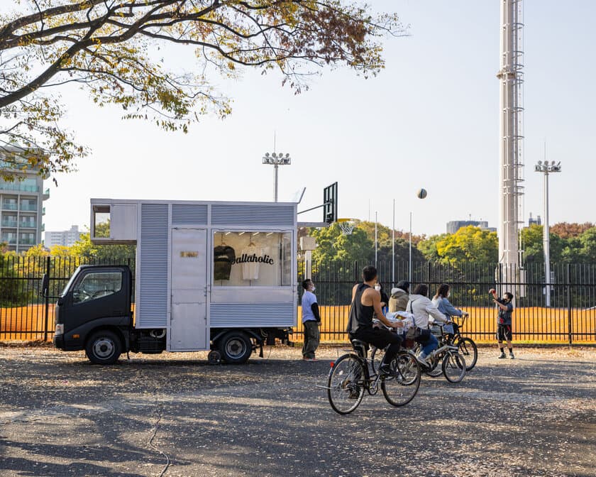 1分でコートが出現！電動式バスケットボールリング搭載の
ファッショントラック『Anywhere Hoop Truck』が完成