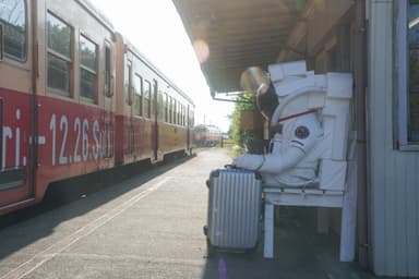 レオニート・チシコフ《7つの月を探す旅「第二の駅　村上氏の最後の飛行　あるいは 月行きの列車を待ちながら」》