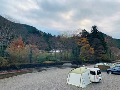 川沿いの自然豊かなキャンプ場