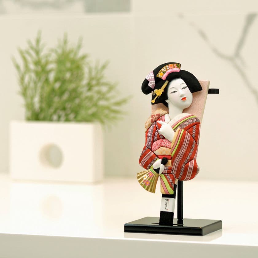 絹100%の博多織と江戸木目込人形がコラボレーションした羽子板
『江戸木目込み羽子板 正絹博多織』12月9日発売