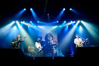 タニシの遺影をバックに演奏する「the band apart」