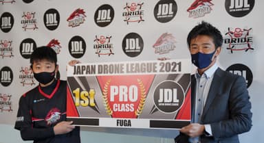 PROクラス年間成績1位を受賞した上関風雅選手(左)とJDL代表理事の高橋亨氏(右)