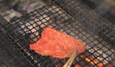 コンテンツ例5(炭火で肉を炙る)