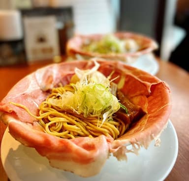 関西だし醤油ラーメンを汁なしにアレンジした「錆びた刃」