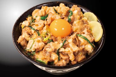 『無双とんこつ牛ホルすた丼』￥980(税込)