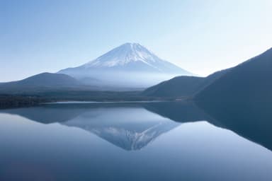 身延町の本栖湖畔から望む富士山