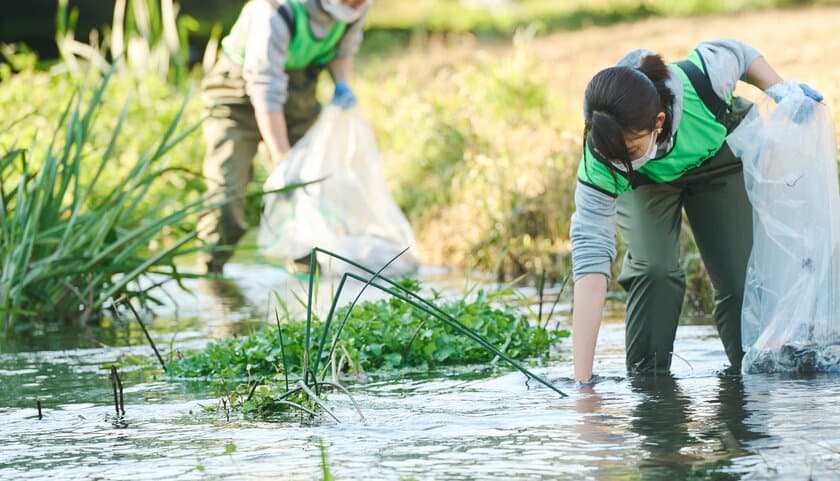 地域と連携を深め、自然の大切さを知る河川清掃活動を実施　
～業界一丸となる「水辺感謝の日」釣り場清掃活動～