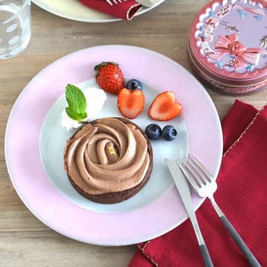 幸せの缶ケーキ　薔薇チョコタルトケーキ