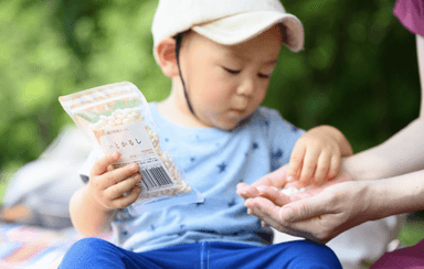 おやつを食べながら指を使う練習にも