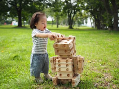 幼児とブロック