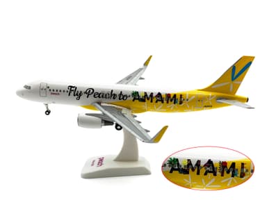 サイドの「Fly Peach to AMAMI」の文字には奄美群島の生物や植物などをあしらったデザイン。