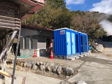 雲仙地獄への歩道にある、復旧していないトイレ