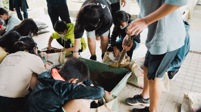 コーヒー豆の麻袋と廃棄衣服を合わせたプランターで
自治会を再活性化!