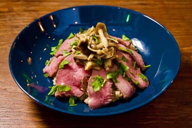 牧草牛のローストビーフ丼