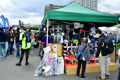 「買う」自転車アイテムお買い物風景