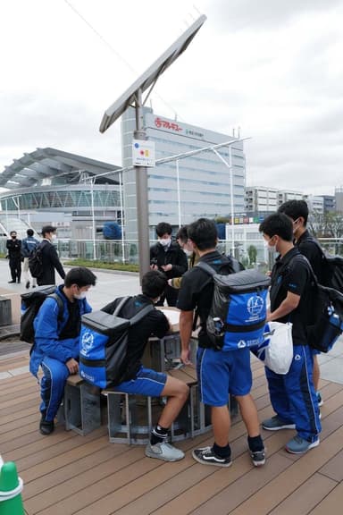 さいたま新都心駅へ設置されたソーラー充電ステーション「卓憩(たっけい)」