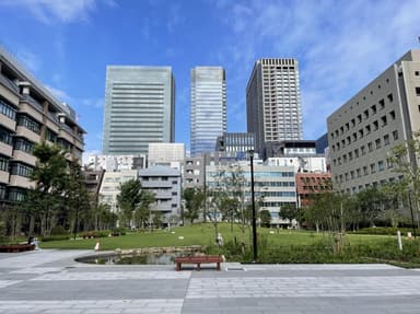 オフィス所在地　日本橋兜町の坂本町公園の前