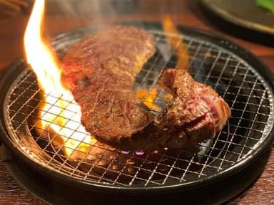 和牛ハラミ一本焼きをフランベ