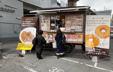 【キッチンカー出店の様子（近鉄奈良線「河内永和」駅）】