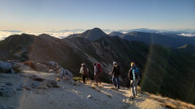 北アルプスの稜線で英語登山ガイド実習