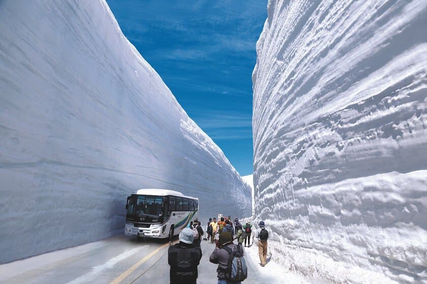 富山県と長野県とを結ぶ「立山黒部アルペンルート」、
2022年の「雪の大谷」の高さは18メートル！