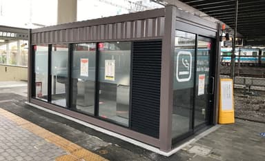 ＜コンテナ型喫煙所 田町駅東口デッキ下　外観＞