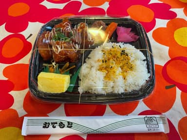 100円夕食メニュー(弁当形式のため持ち帰りも可能)