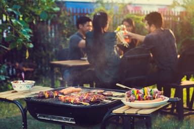 野外での食事　グランピング