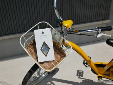 自転車のかごに入れて