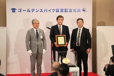 左から：小出市原市長・吉田不二サッシ社長・古澤不二ライトメタル社長