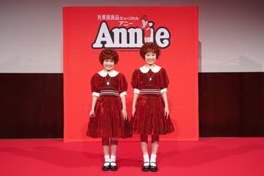 アニー役の山崎杏(左)と山本花帆(右)