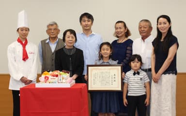 グランプリを受賞した小田部 翠葉さんご家族と当社パティシエ※表彰状を持っているのが、翠葉さん