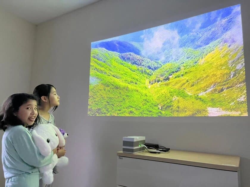 壁から45cmの距離で100インチの大画面投影！
消費電力は85インチテレビの約17％　
地球にも暮らしにもやさしいプロジェクター「VE.Croce」が
Makuakeプロジェクトにて目標金額の700％を突破