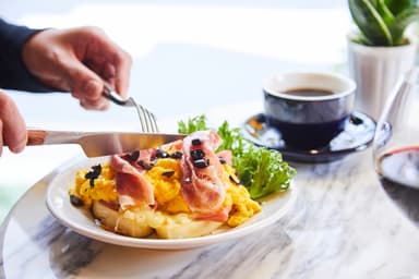 新メニュートスタス：HUEVOS con JAMON y QUESO(オムレツ、生ハム、チーズ)