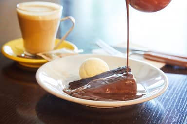 ホットチョコソースをかけたチョコレートケーキ ￥825