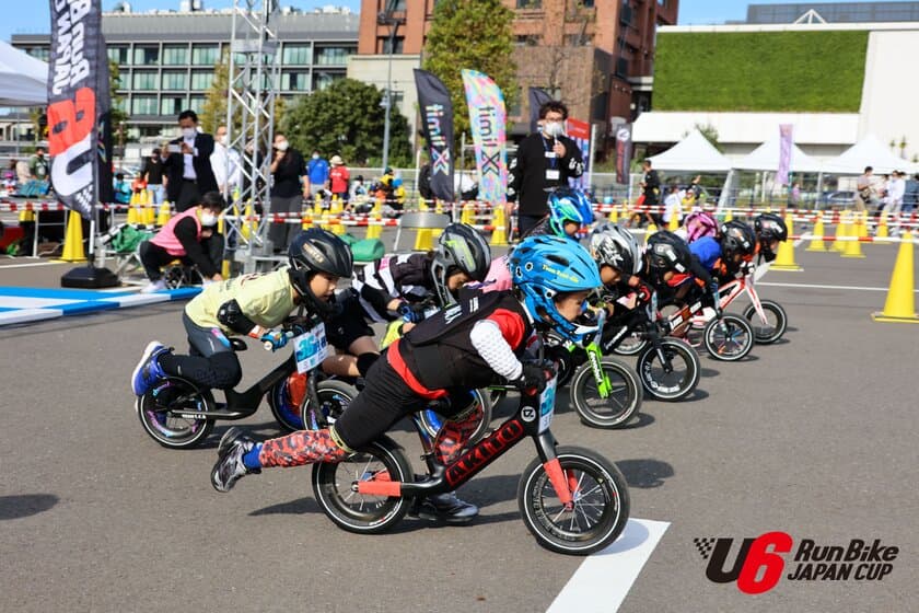 足で地面を蹴って走る！未就学児の真剣な眼差しと迫力の走り。
日本最大級ランバイクレース全国大会
『第1回 U6 RunBike JAPAN CUP 2022』を初開催！
その関東予選大会を6/19に実施。