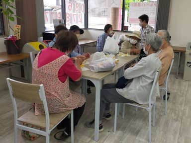 店内で交流されるお客様