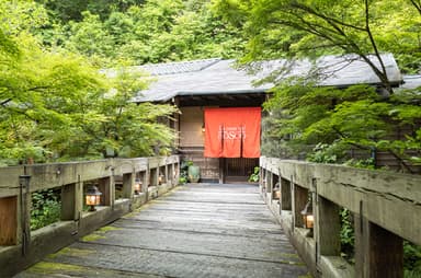 橋を渡って店内へ。