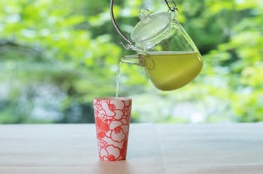 夏は冷茶、春秋冬は温かい日本茶でお迎えします。