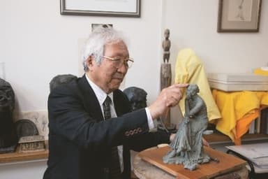 講師の山田朝彦氏（彫刻家）