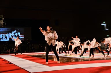 揮毫の様子(本庄東高等学校)