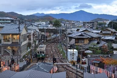 嵐山駅ビル屋上から撮影したモボ301形301号車※写真はイメージです